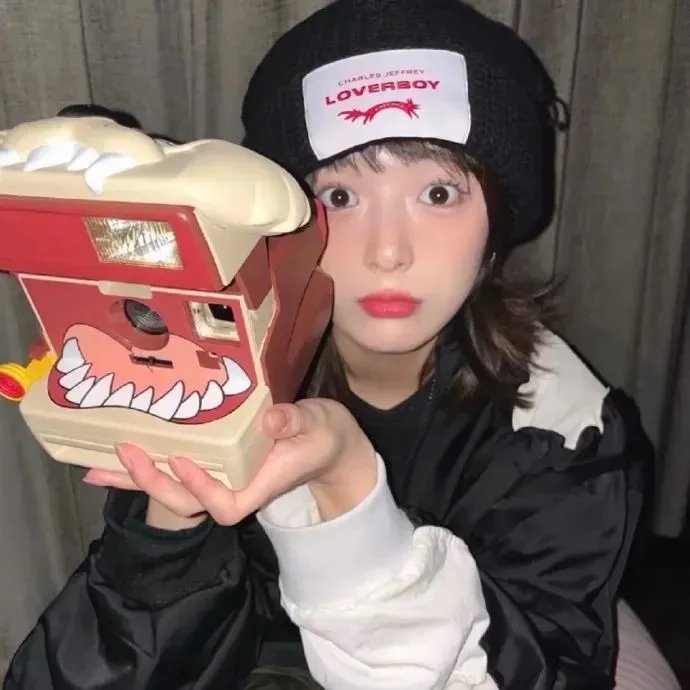 偷偷接吻